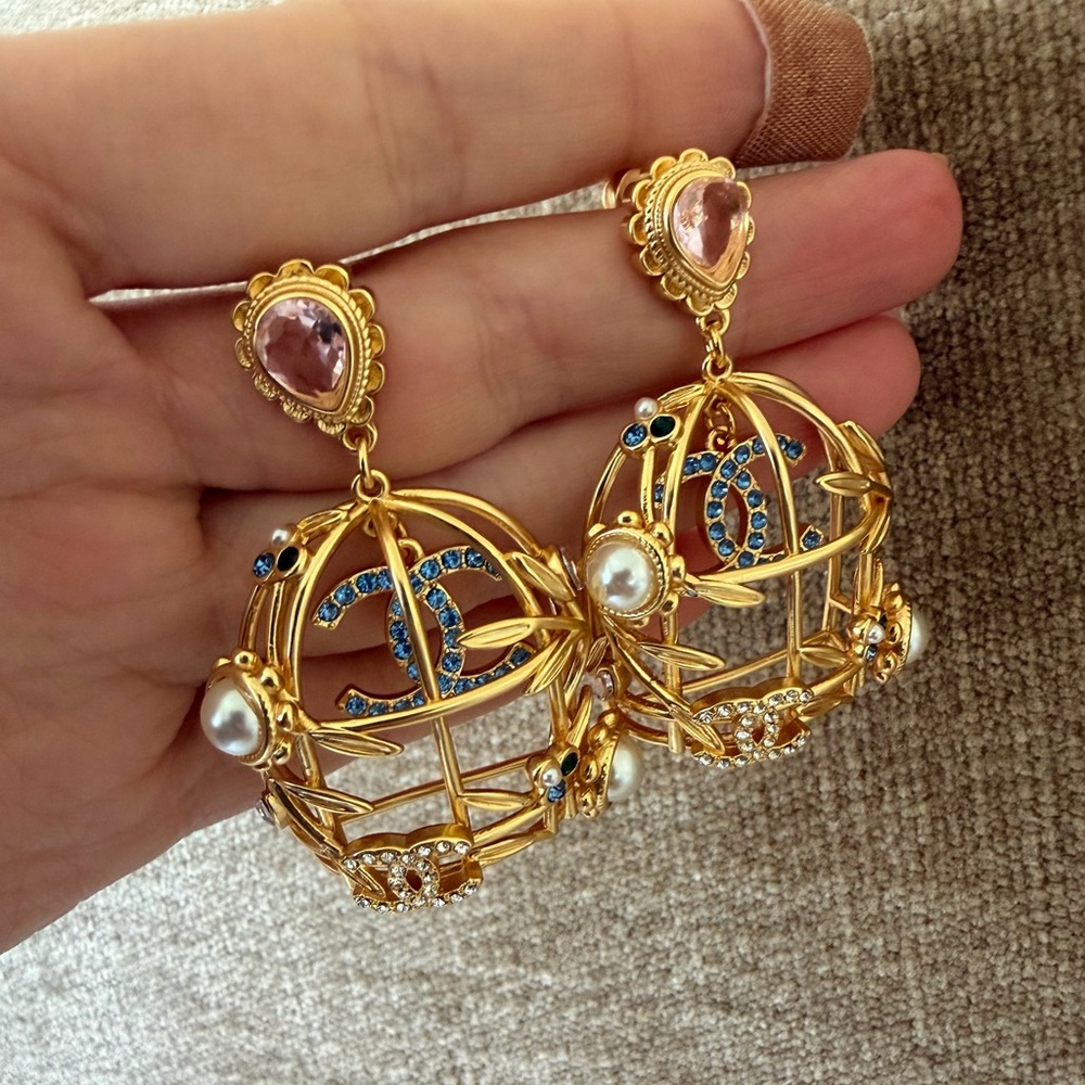 🕊️🌸✨Vintage Chanel Gold Earrings ✨🌸🕊️ - Picture 10 of 10